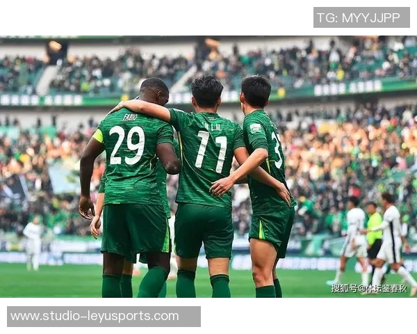 北京国安球队奋战新赛季展现团队精神与球迷热情的完美结合